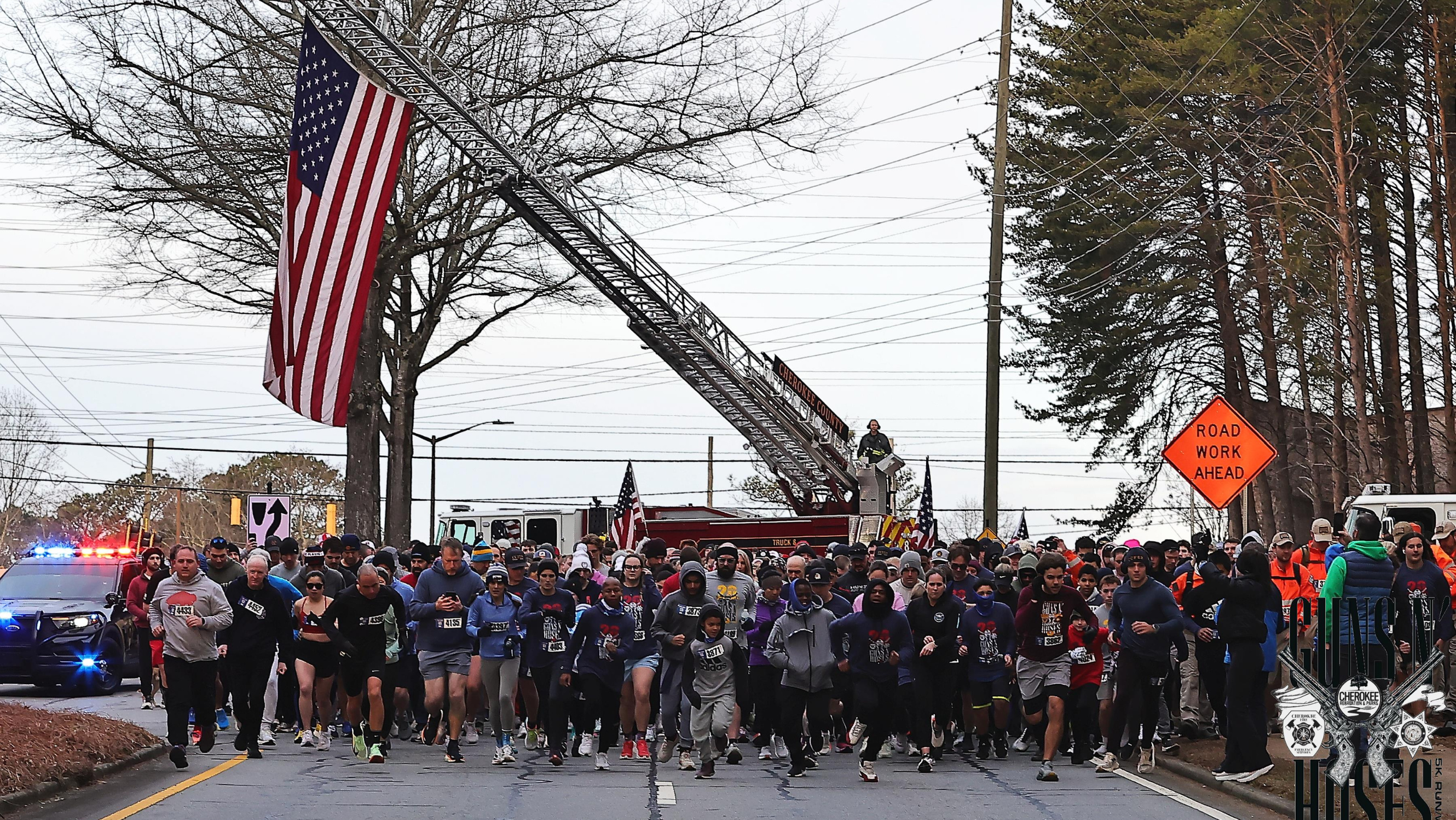 Image of 500+ runners running in road race
